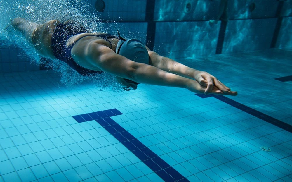 Nadador de TYM en planeo bajo el agua