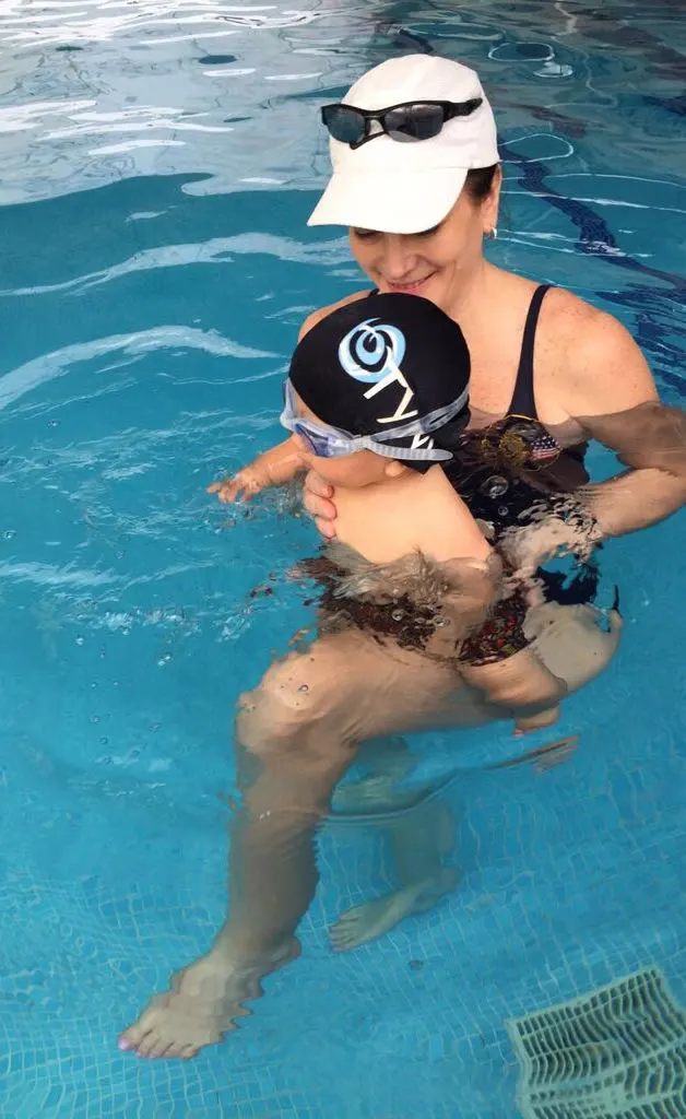 Bebé en clase de natación en TYM